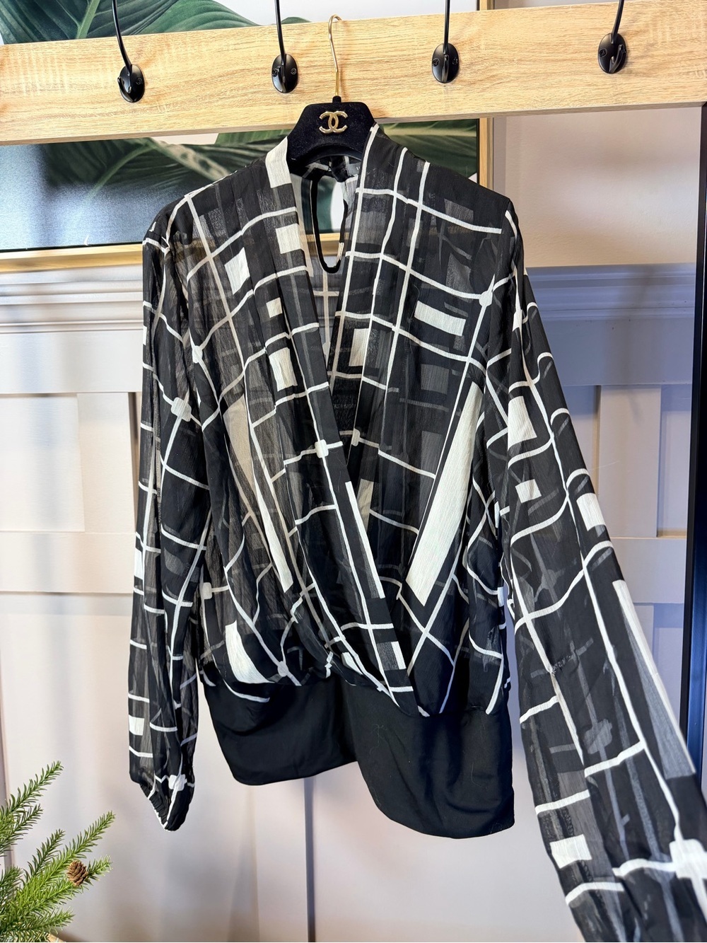 Suzy Shier inspired Black & White Geometric Wrap Top L